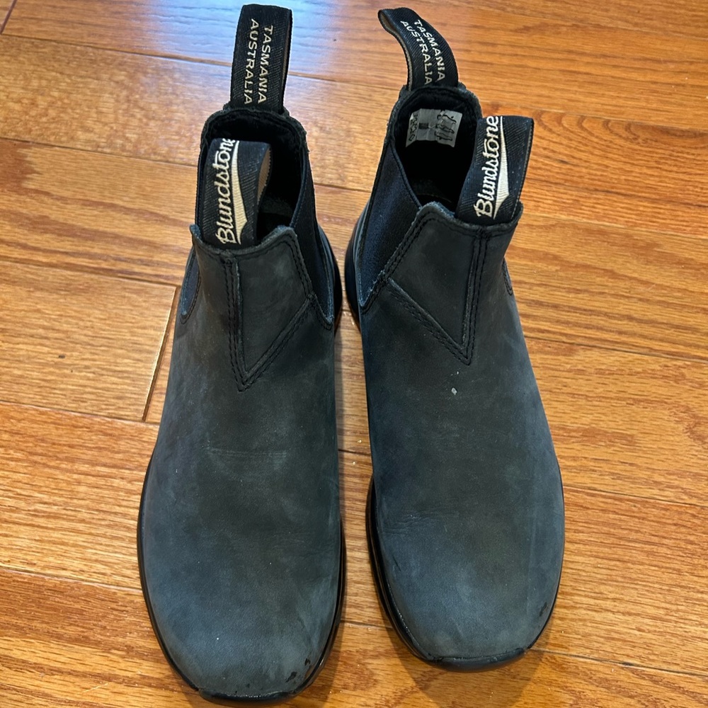 Blundstone Women’s Active Chelsea Boot- Size 6 (US) size 3 (AU). Rustic black